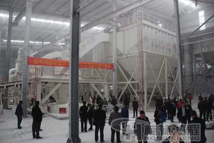 圖:與會(huì)人員參觀鴻程車間并針對(duì)氫氧化鈣生產(chǎn)線展開探討 圖:與會(huì)人員參觀鴻程車間并針對(duì)氫氧化鈣生產(chǎn)線展開探討