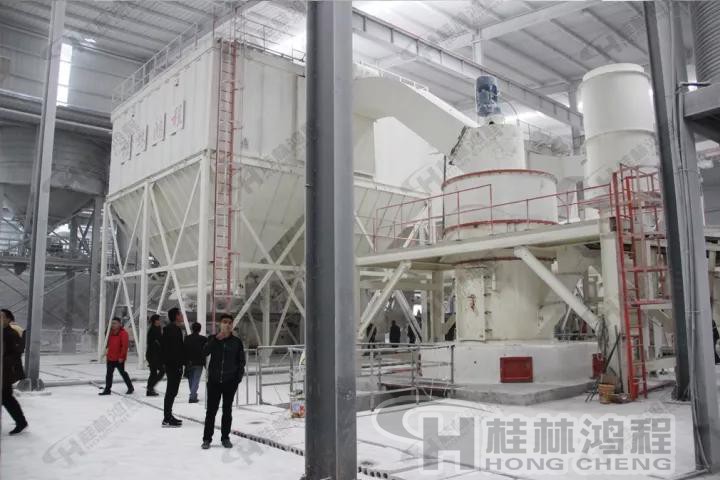 圖:與會(huì)人員參觀鴻程車間并針對(duì)氫氧化鈣生產(chǎn)線展開探討 圖:與會(huì)人員參觀鴻程車間并針對(duì)氫氧化鈣生產(chǎn)線展開探討