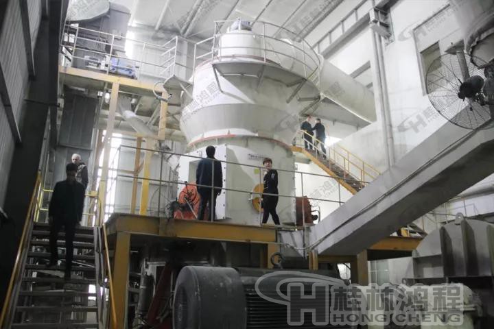 圖:與會(huì)人員參觀鴻程車間并針對(duì)氫氧化鈣生產(chǎn)線展開探討 圖:與會(huì)人員參觀鴻程車間并針對(duì)氫氧化鈣生產(chǎn)線展開探討