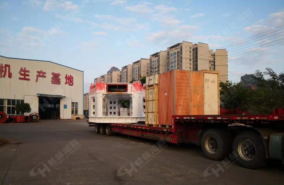 HLMX1700超細(xì)立磨裝車完畢 等待發(fā)貨員指令出發(fā) HLMX1700超細(xì)立磨裝車完畢 等待發(fā)貨員指令出發(fā)